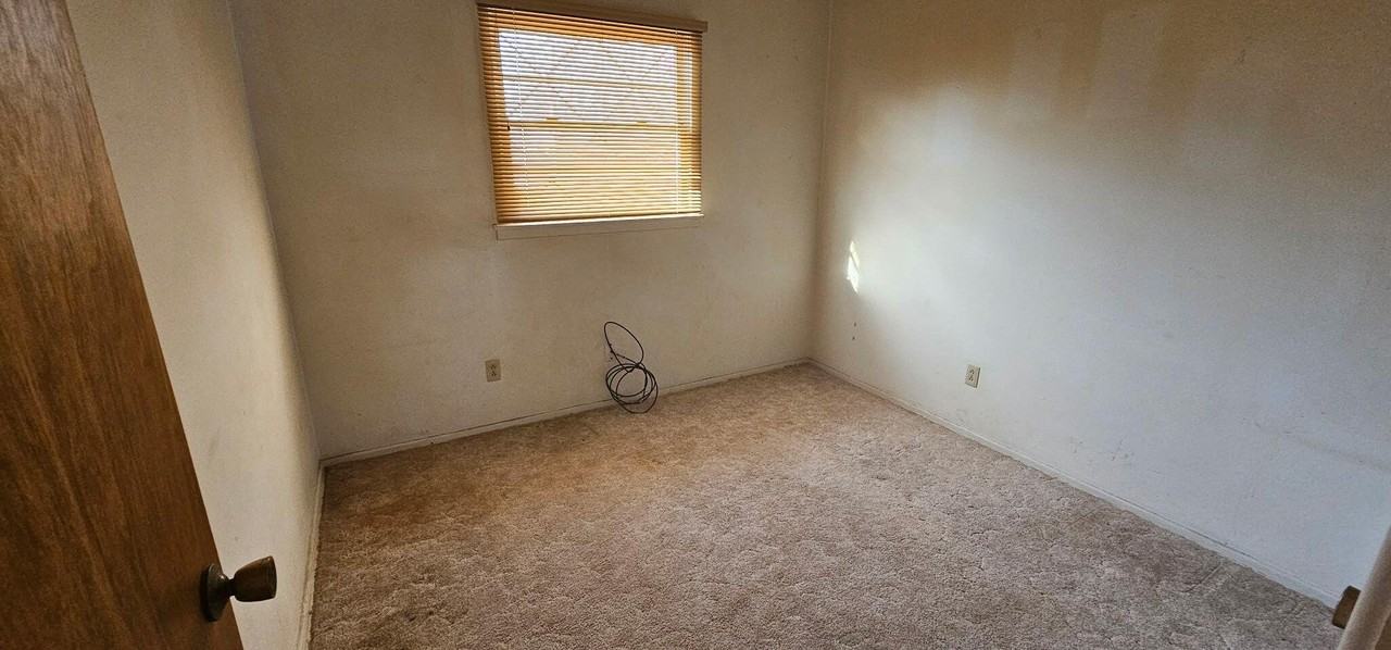 1612 69th St - Photo 5 of 9