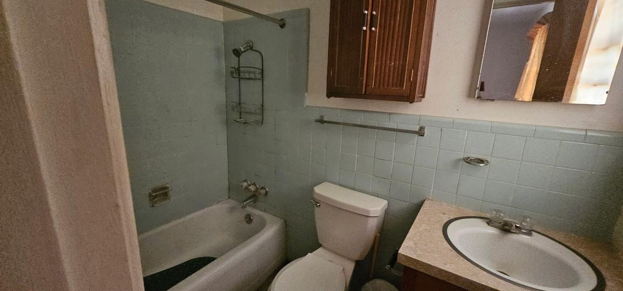 1612 69th St - Photo 6 of 9