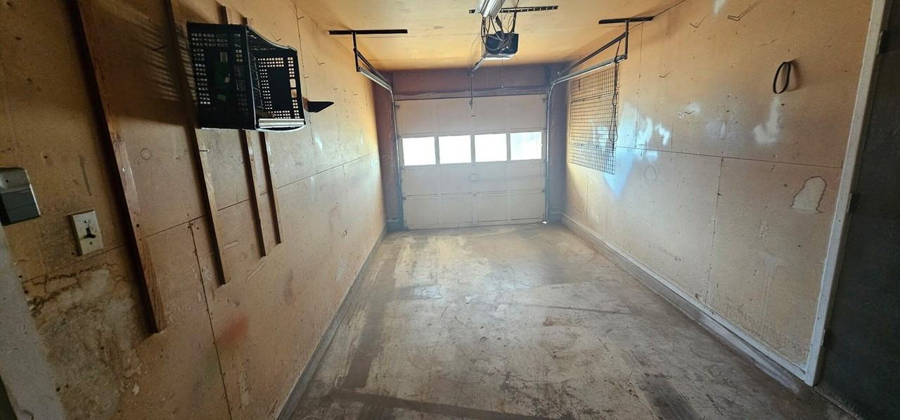 1612 69th St - Photo 7 of 9