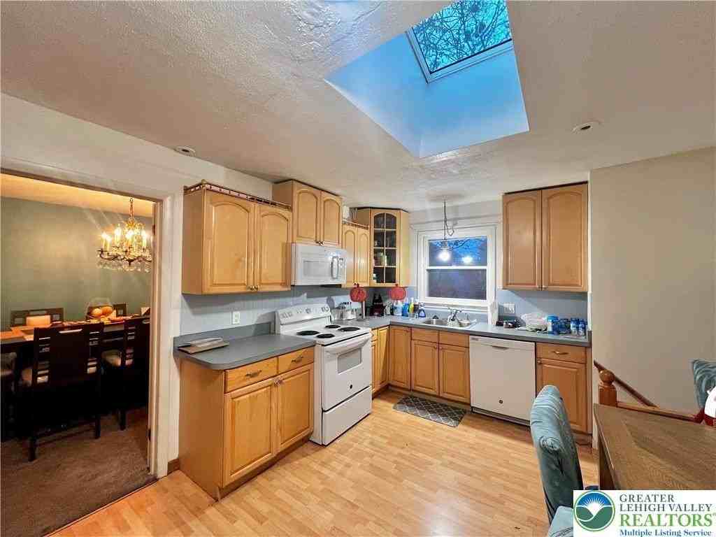 1160 Brentwood Ave - Photo 2 of 14