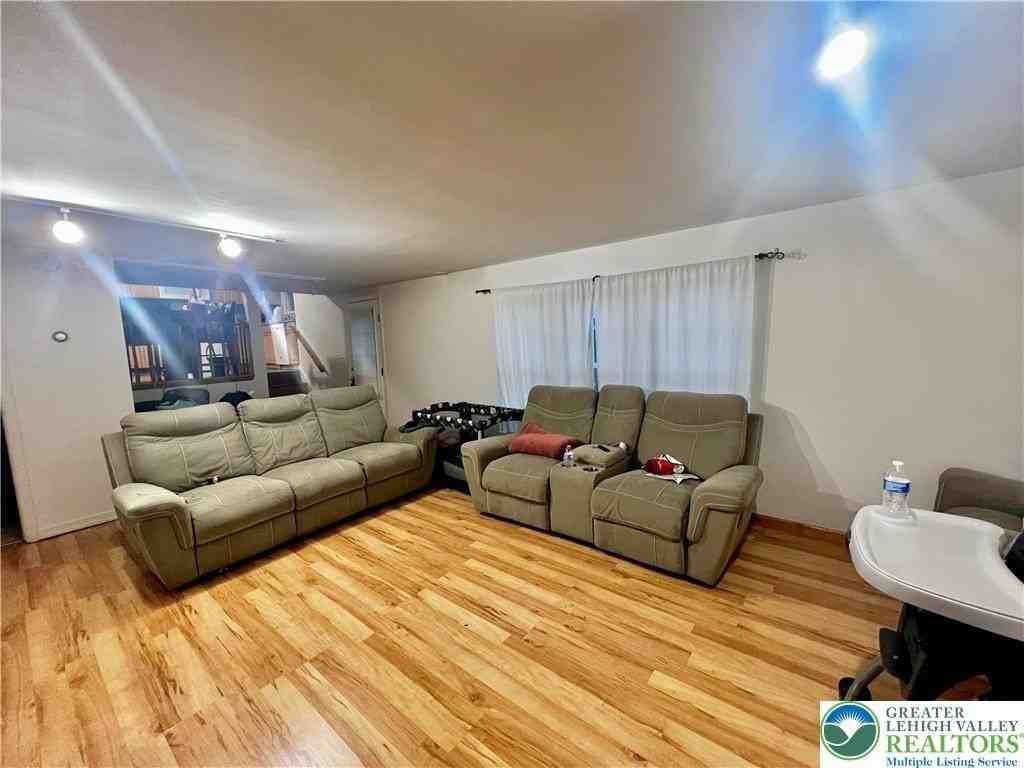 1160 Brentwood Ave - Photo 4 of 14