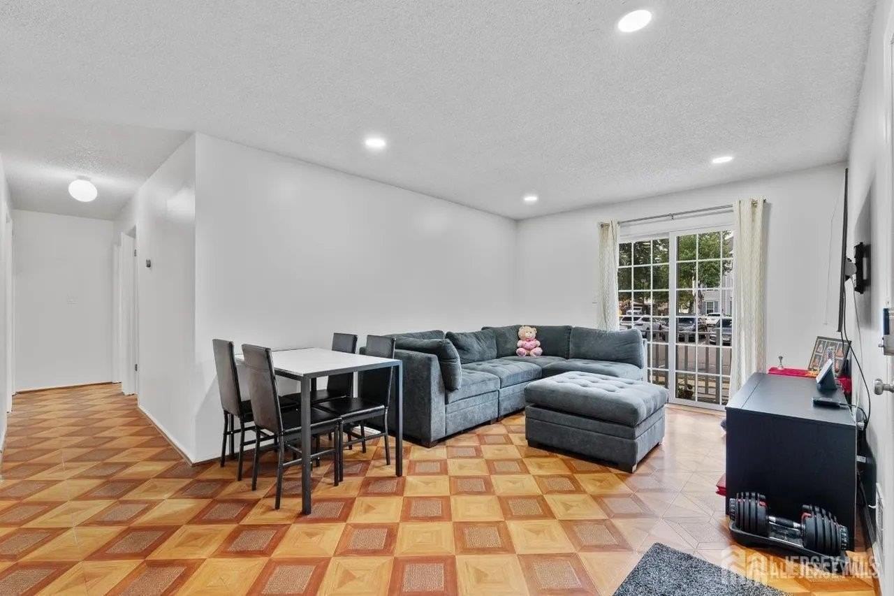 251 Kempsey Dr - Photo 3 of 23