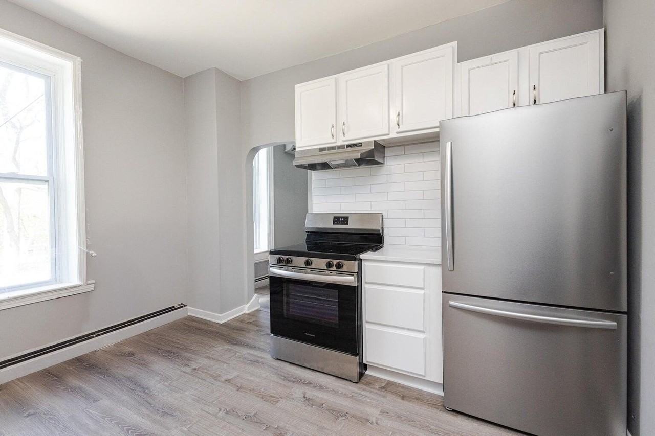 224 Margaret St - Photo 3 of 6