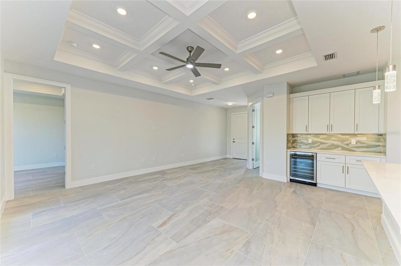 380 Holly Rd - Photo 5 of 42