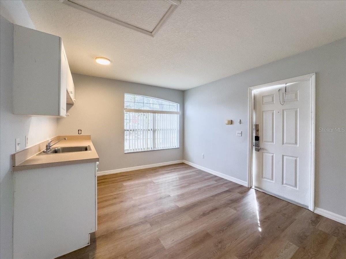 102 Mango Dr - Photo 4 of 13