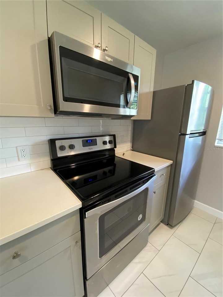 1044 N Bumby Ave - Photo 5 of 37