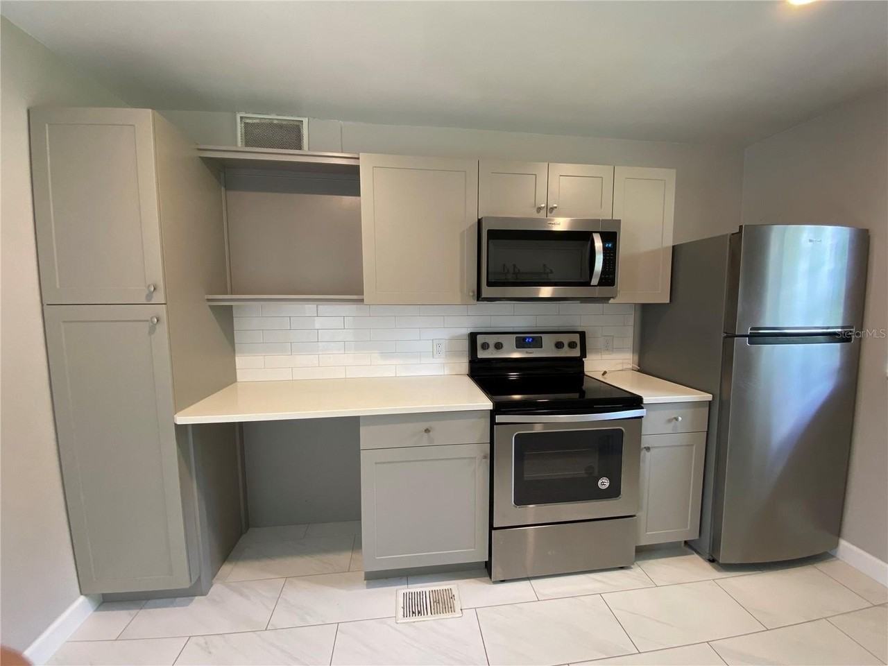 1044 N Bumby Ave - Photo 6 of 37