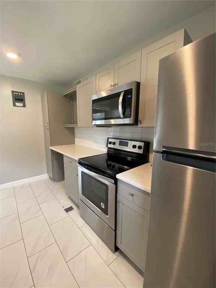 1044 N Bumby Ave - Photo 7 of 37