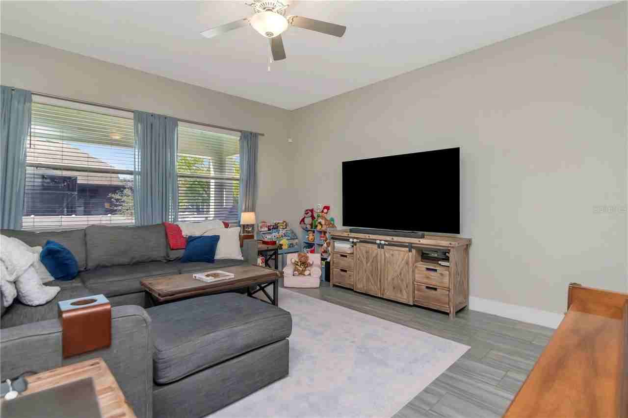 7713 S Shamrock Rd - Photo 3 of 28