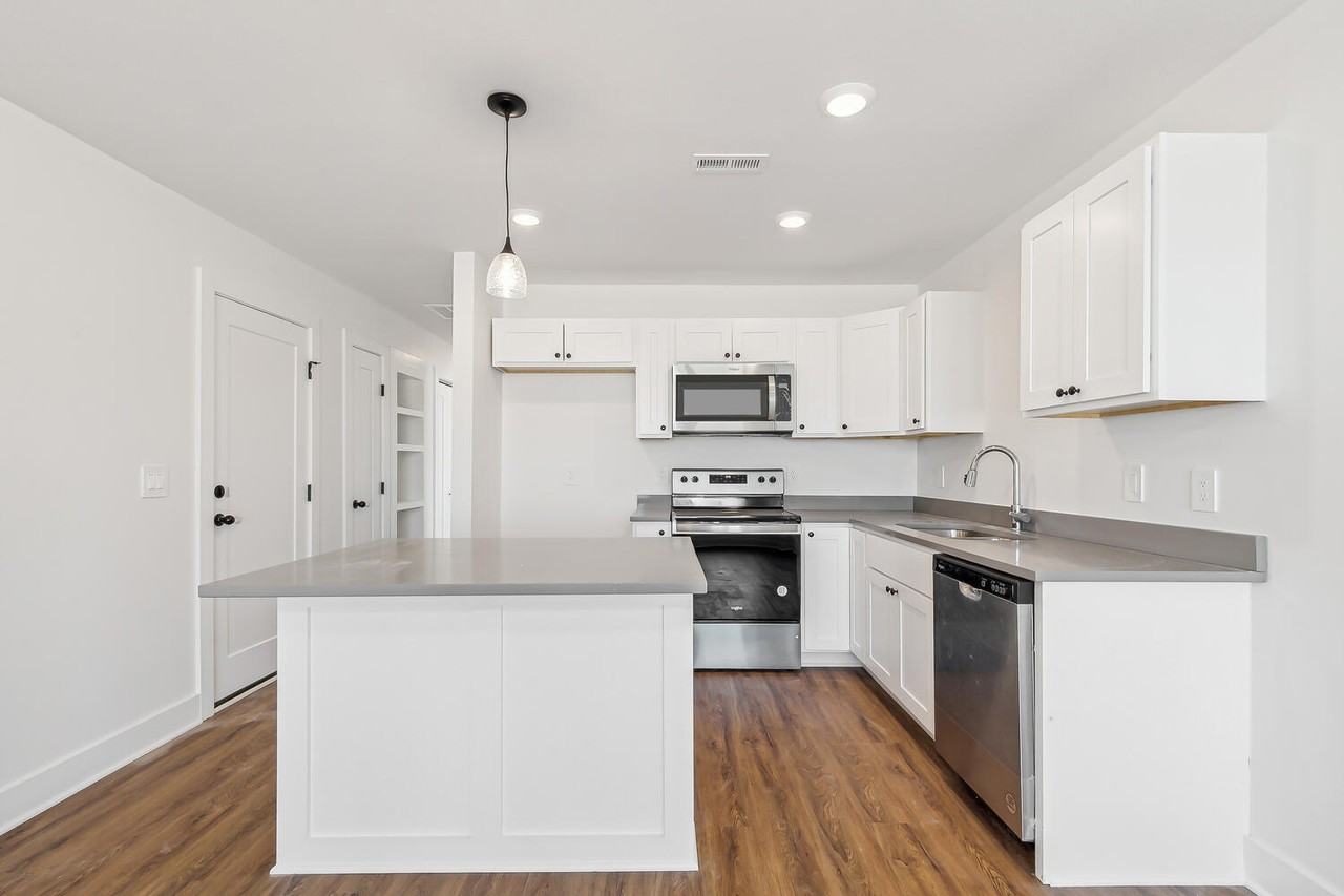 935 Arrowhead St - Photo 2 of 2