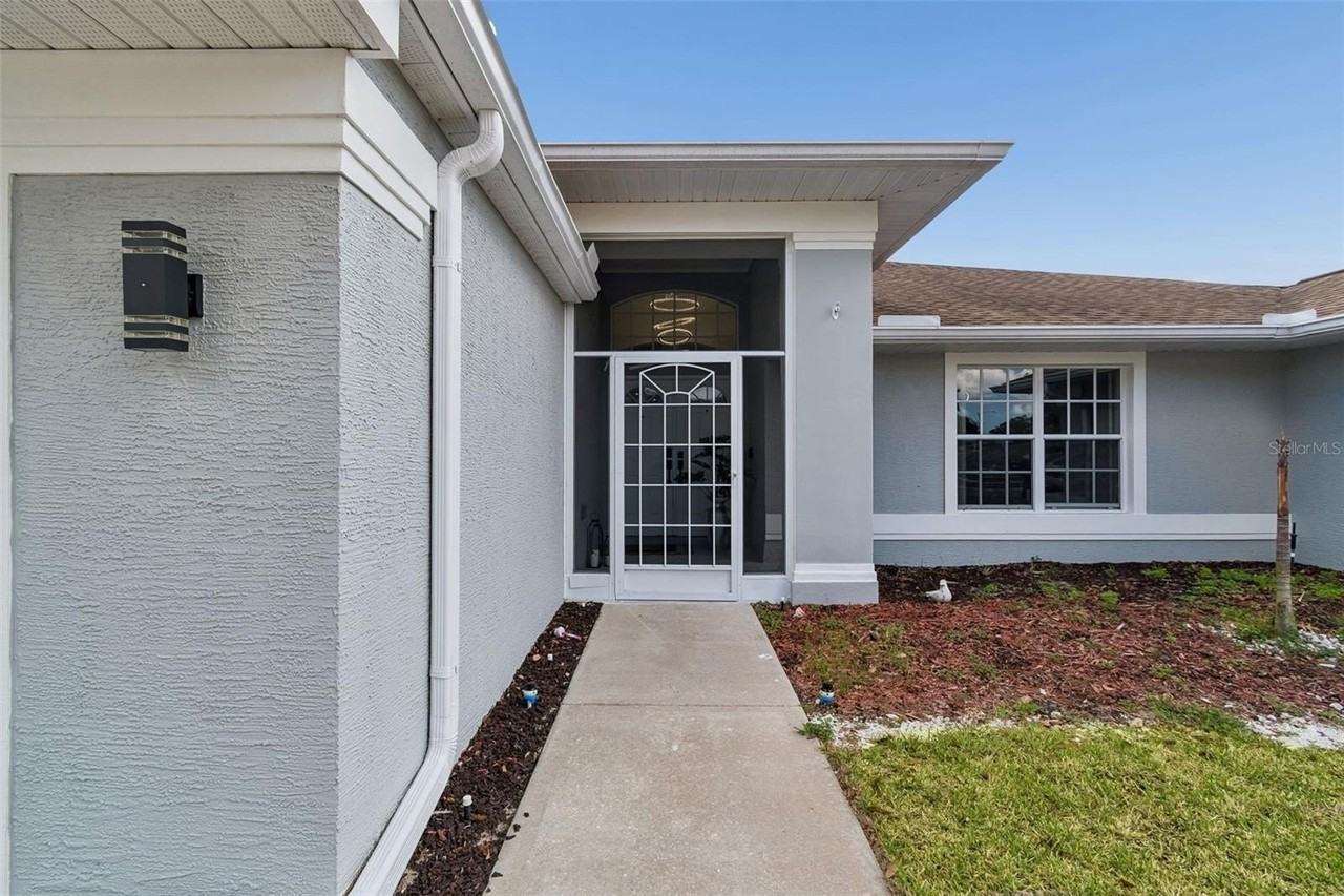 1062 Greenturf Rd - Photo 4 of 50