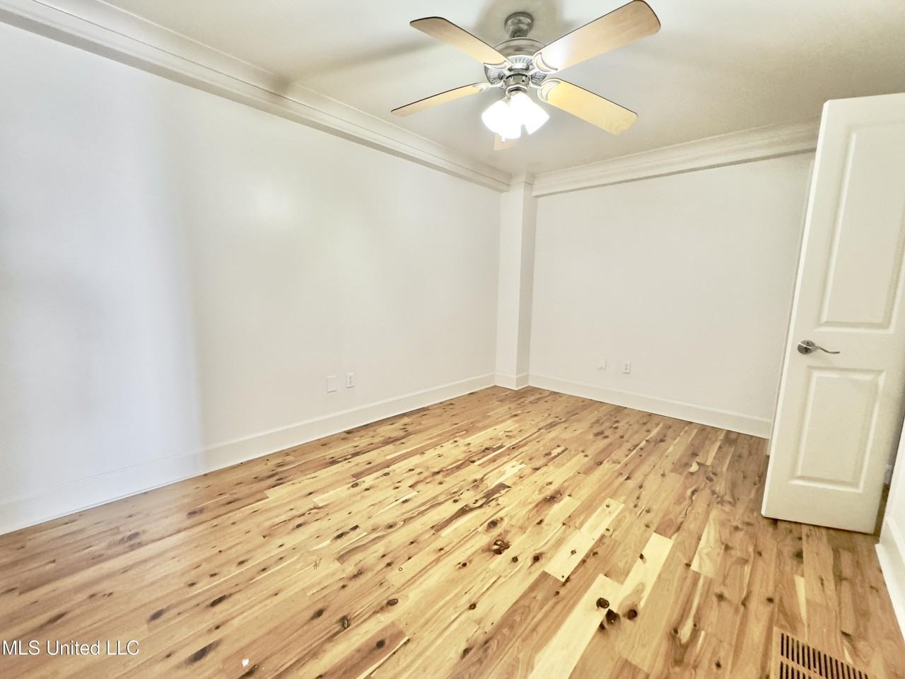 308 E Pearl St Apt 904 - Photo 7 of 12