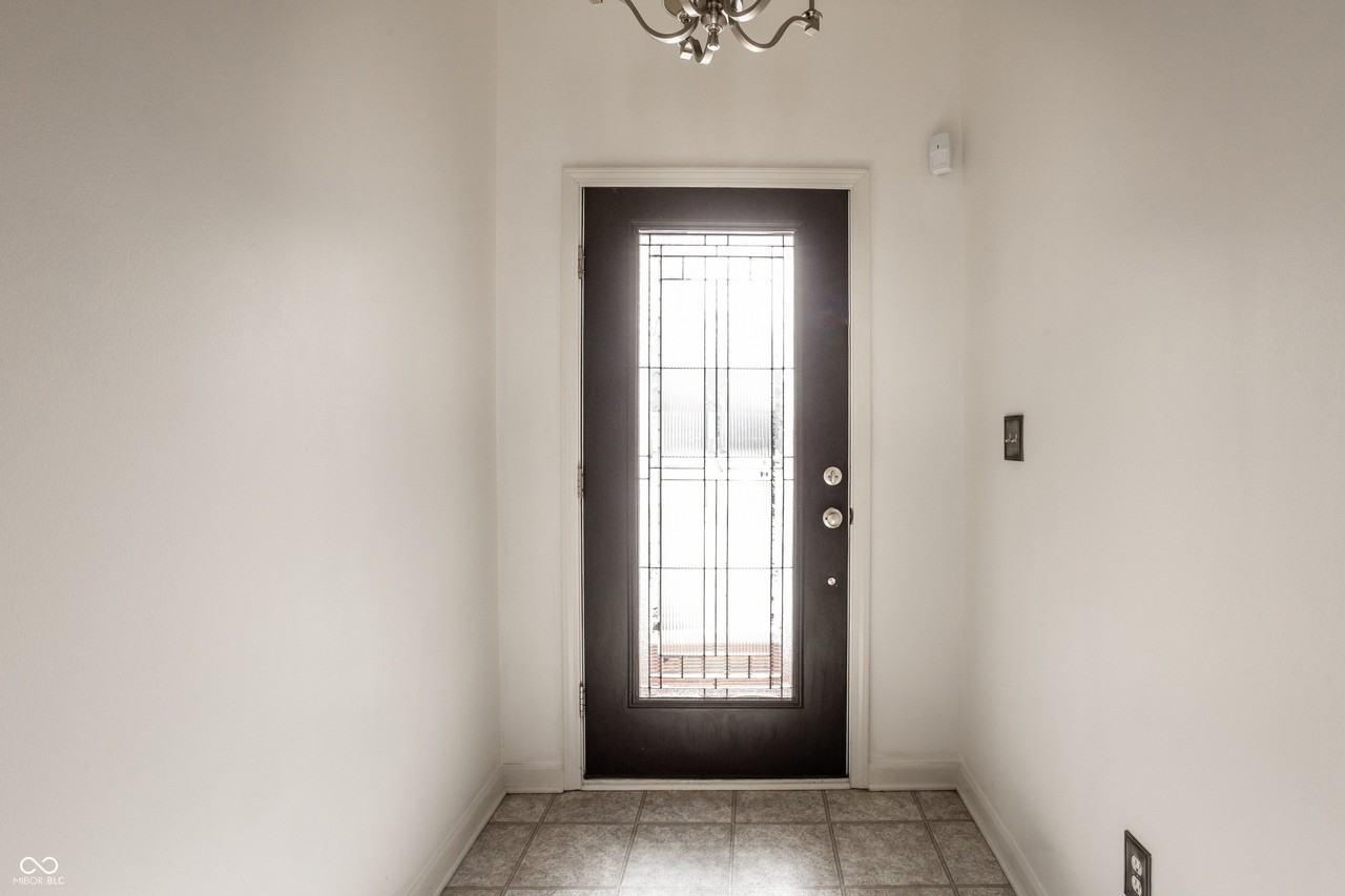 3394 Roundlake Ln - Photo 4 of 31