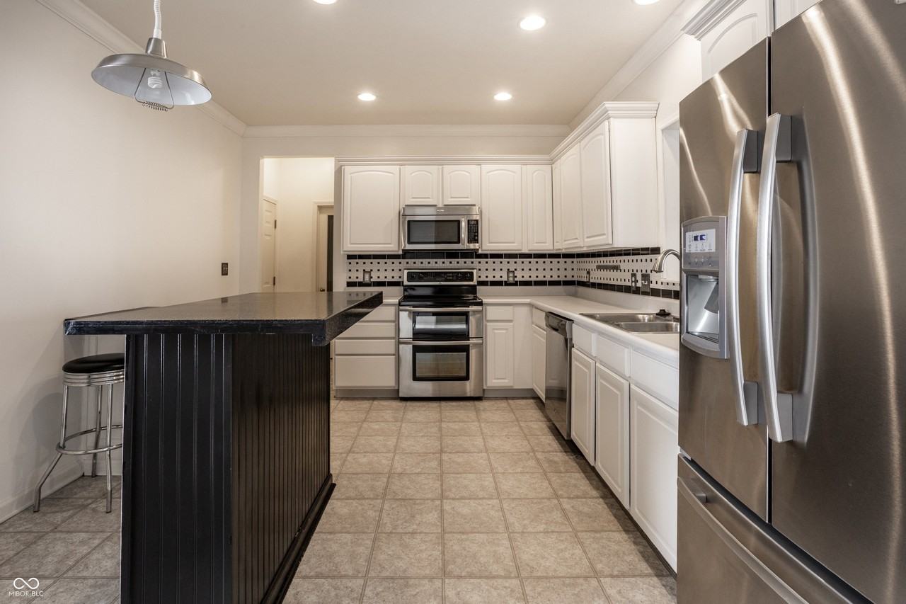 3394 Roundlake Ln - Photo 5 of 31