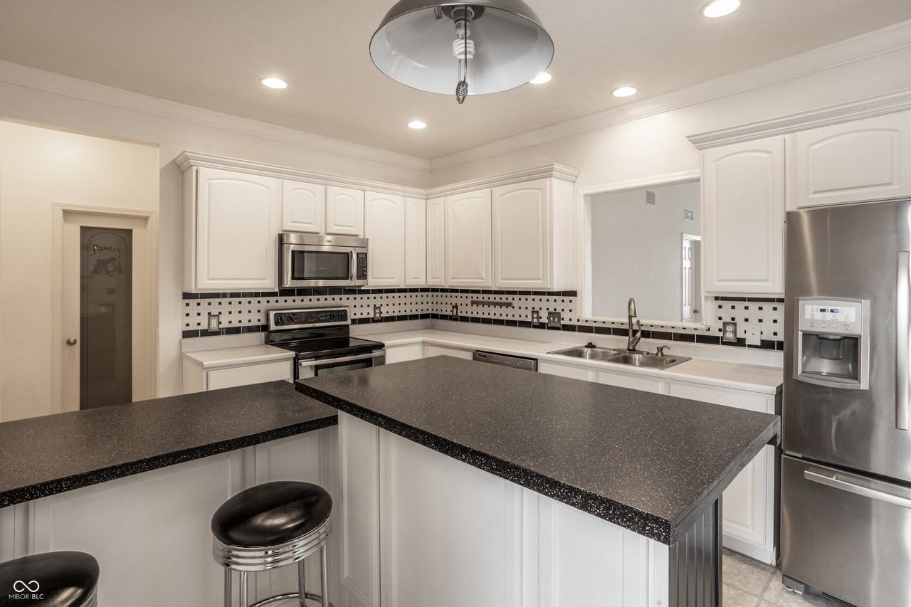 3394 Roundlake Ln - Photo 6 of 31