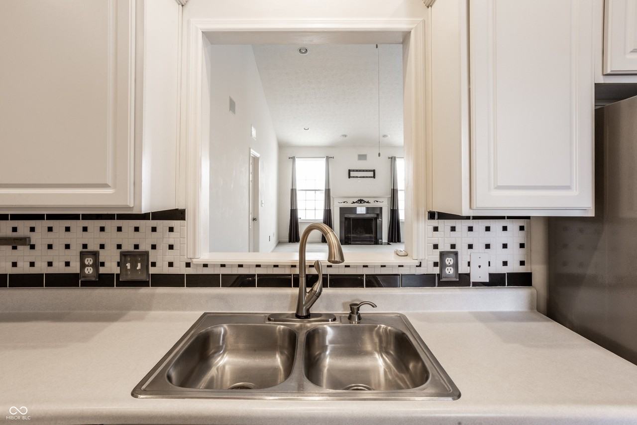 3394 Roundlake Ln - Photo 7 of 31