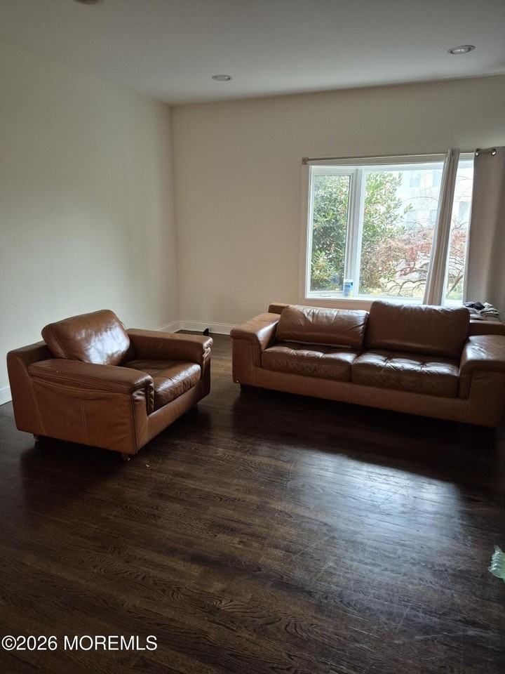 247 Perrine Ave - Photo 4 of 9