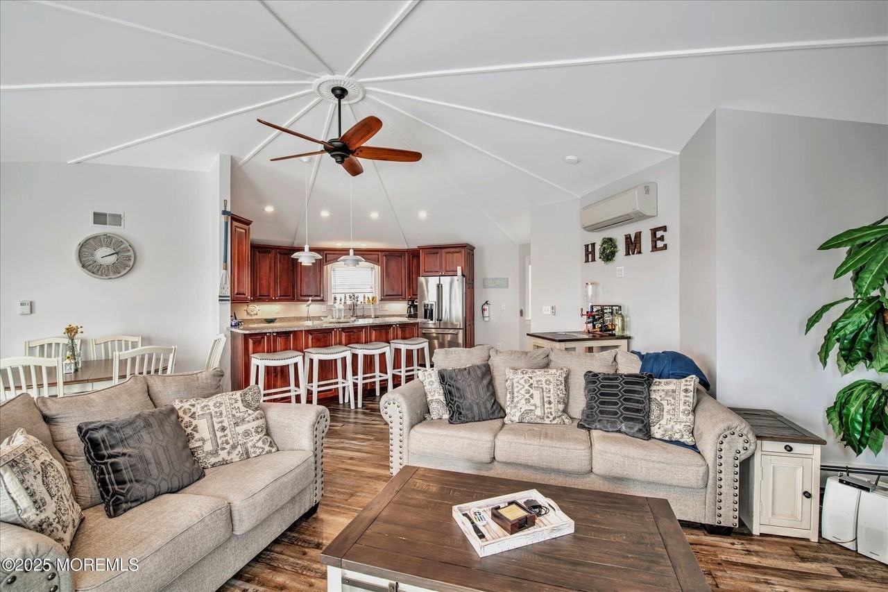 424 E Longport Ave - Photo 5 of 38