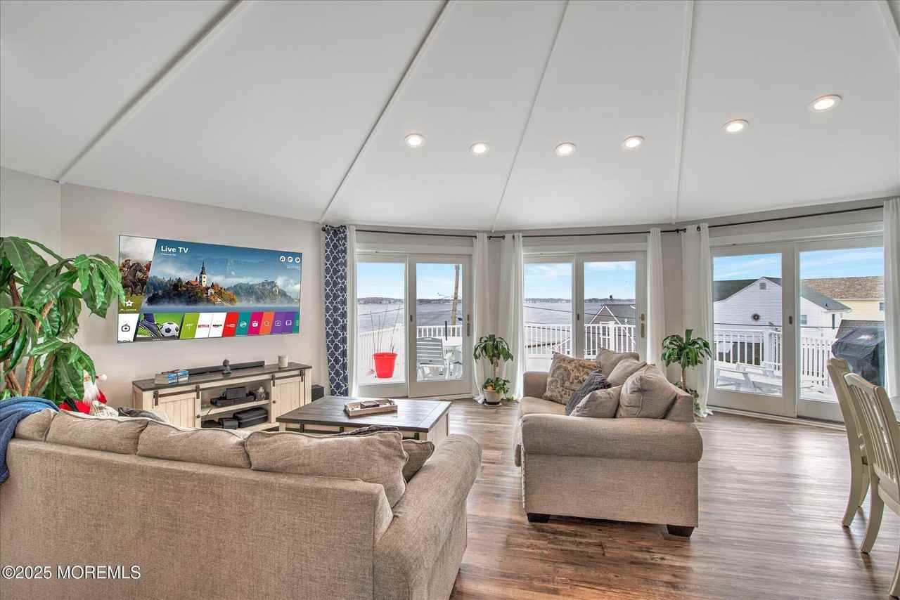 424 E Longport Ave - Photo 6 of 38