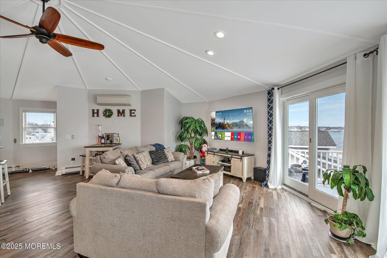 424 E Longport Ave - Photo 7 of 38