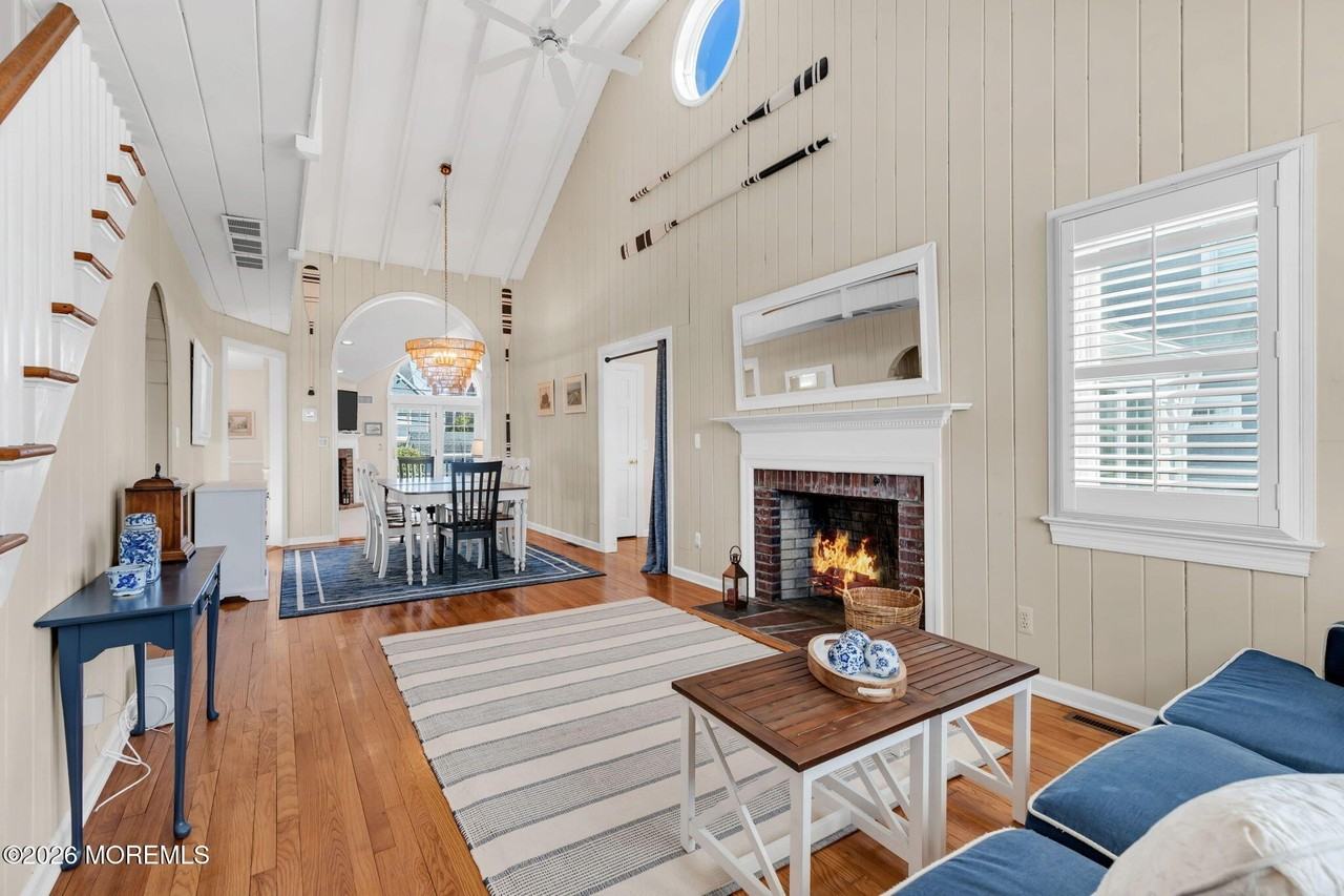 215 Neptune Pl - Photo 3 of 33