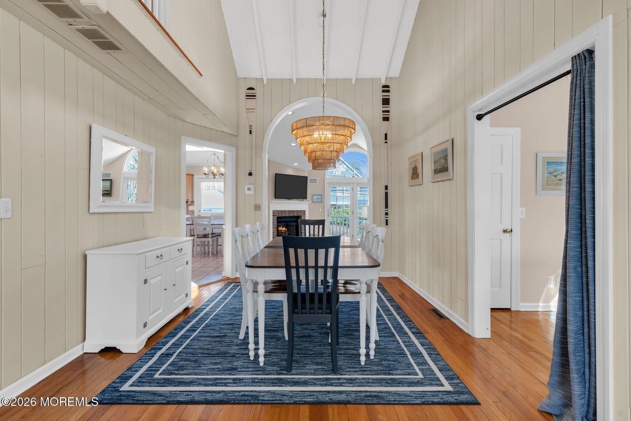 215 Neptune Pl - Photo 5 of 33