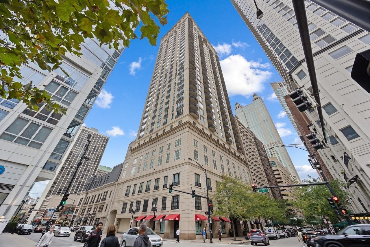 10 E Delaware Pl Apt 27e