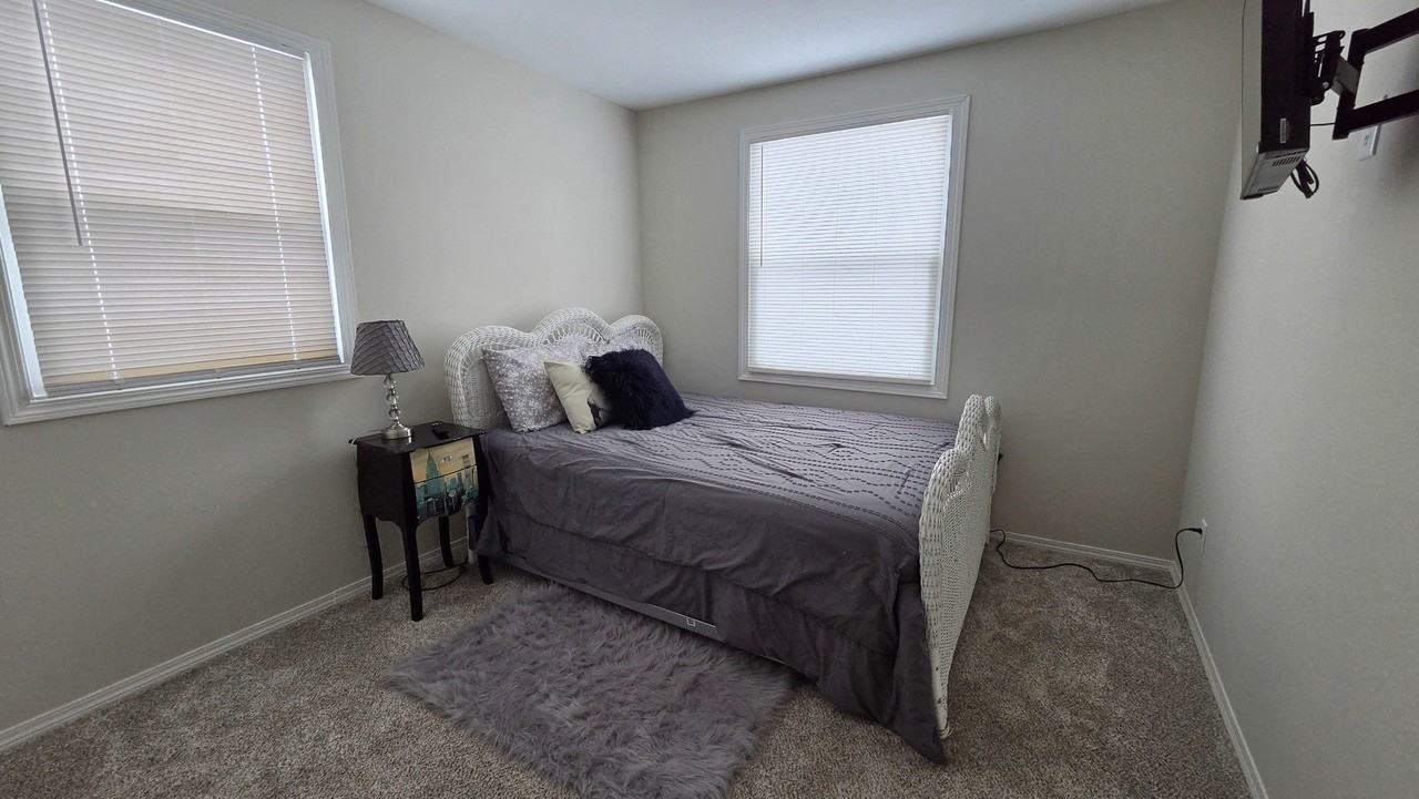 542 Whitney Ave - Photo 2 of 16