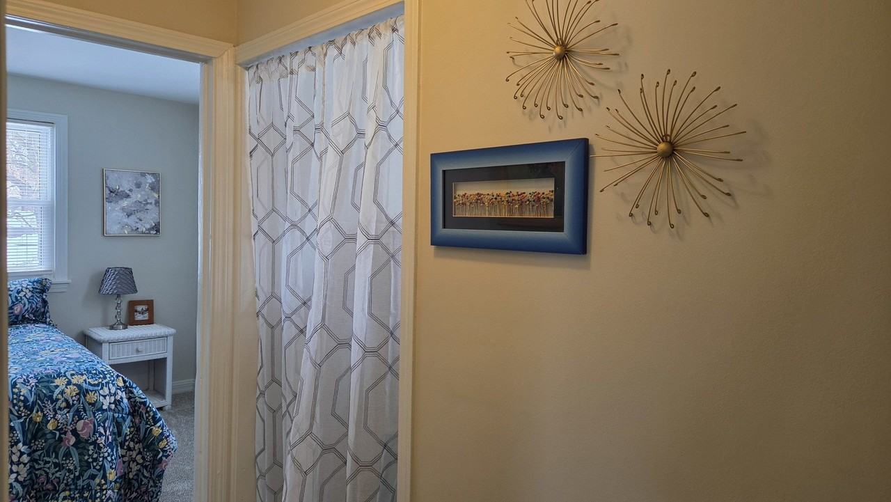 542 Whitney Ave - Photo 3 of 16