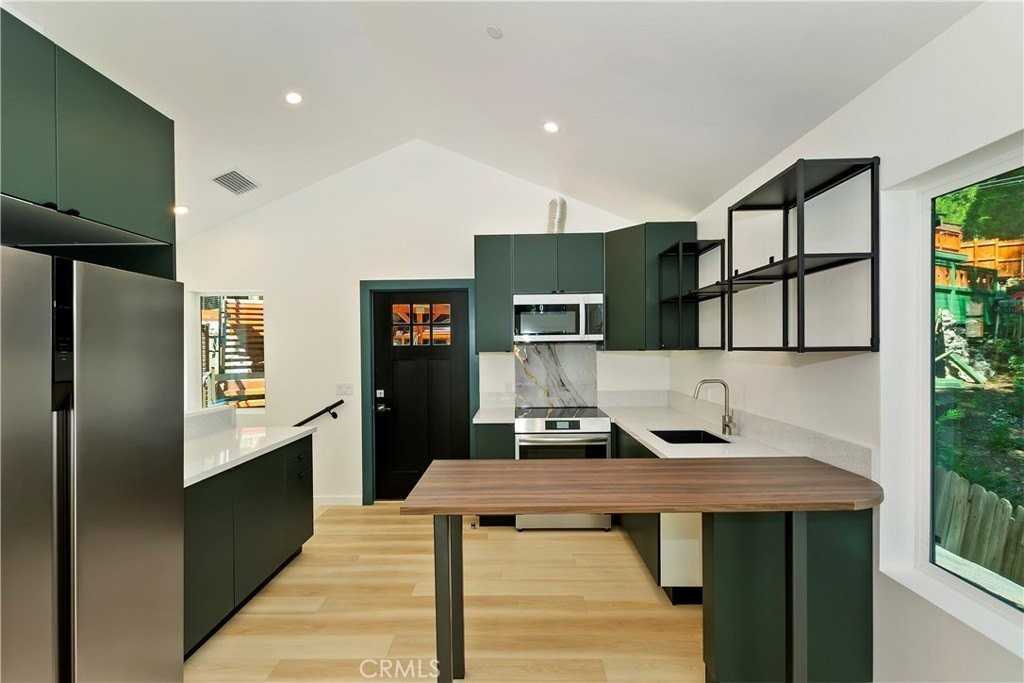 441 Oriole Dr #3 - Photo 5 of 46