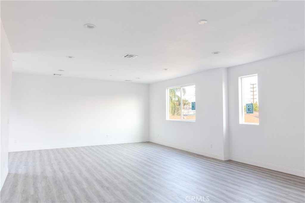 14614 Vanowen St - Photo 4 of 16