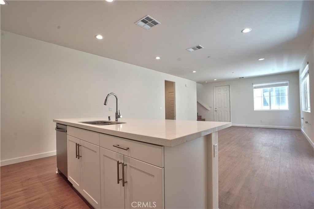 139 Grove Ct - Photo 4 of 19