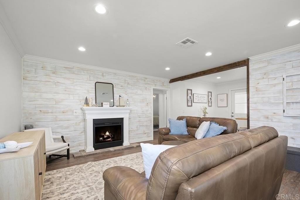 586 Del Mar Ave - Photo 4 of 12