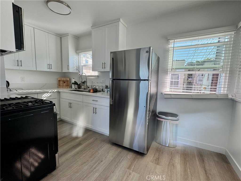 908 Manhattan Ave #D - Photo 4 of 12