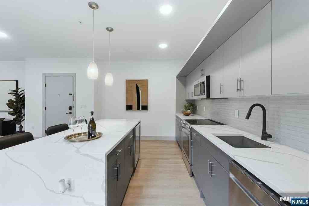 1435 10th St - Photo 5 of 17