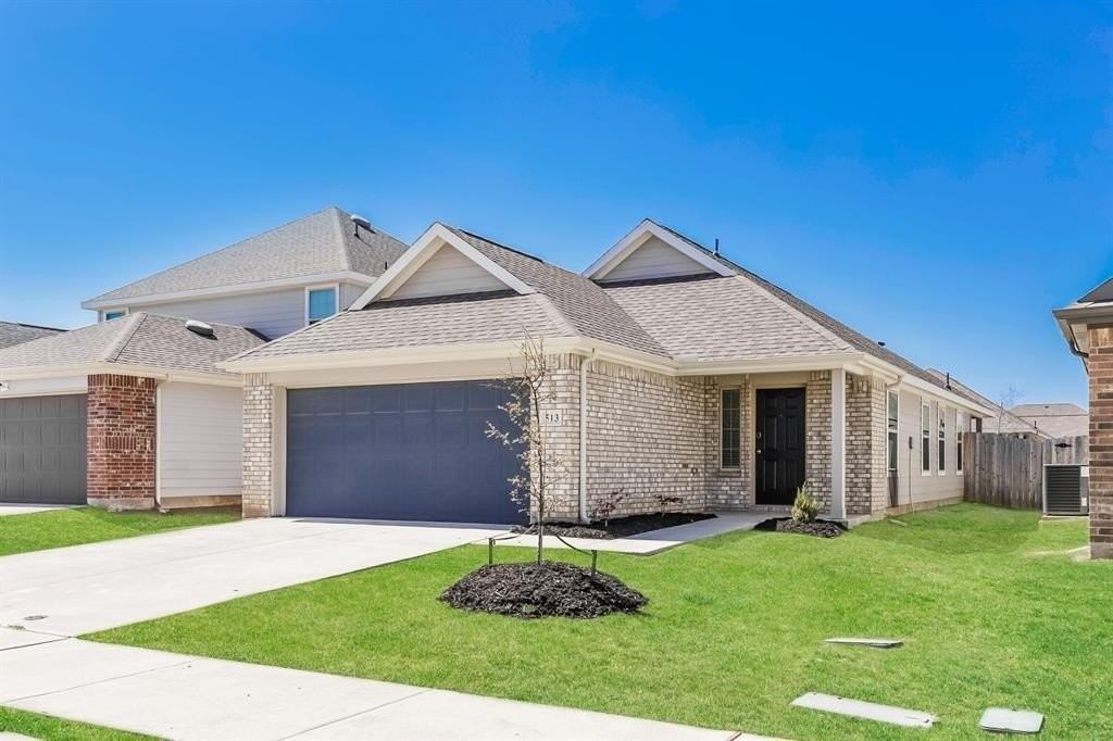 513 Sussex Dr - Photo 2 of 16