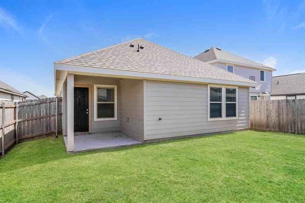 513 Sussex Dr - Photo 3 of 16