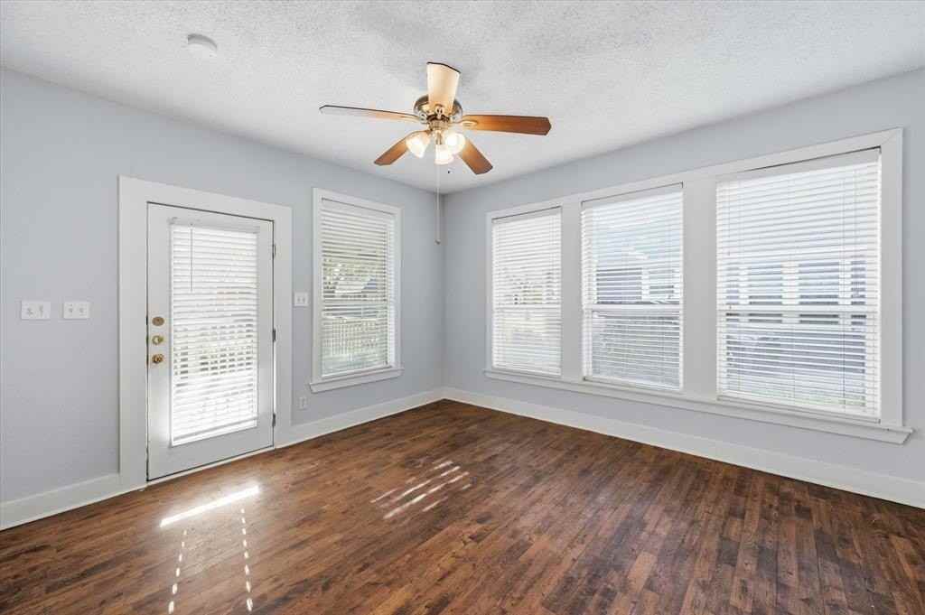 843 N Clinton Ave - Photo 6 of 30