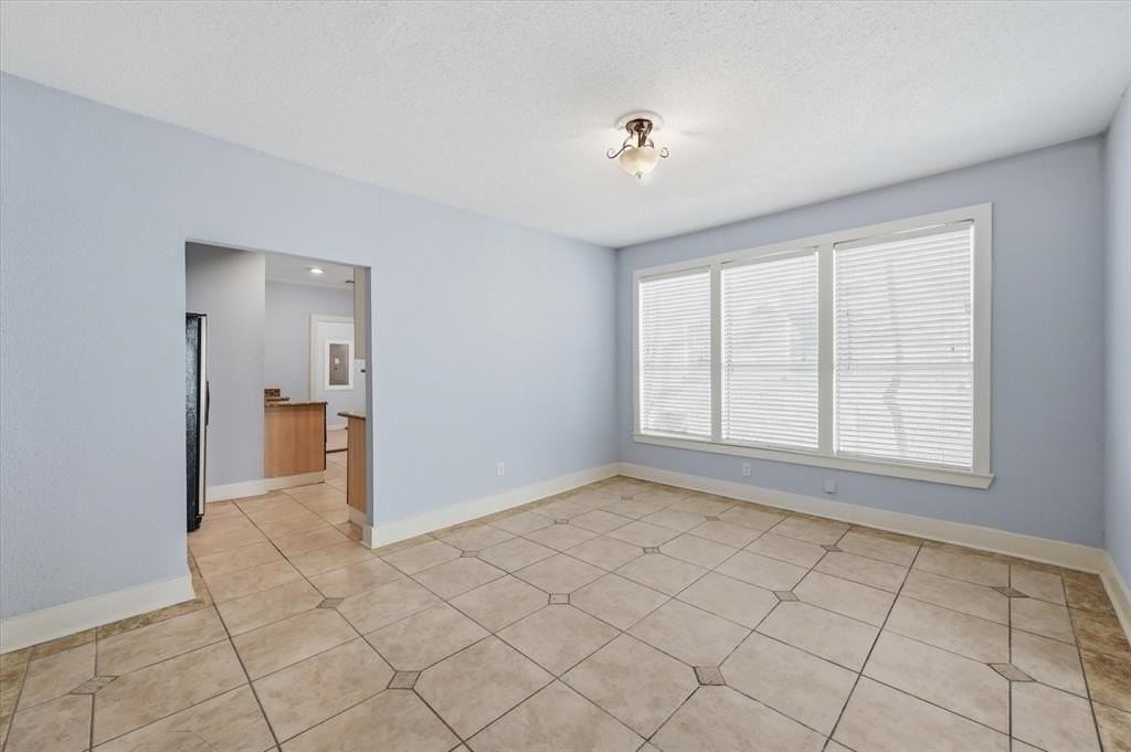 843 N Clinton Ave - Photo 7 of 30