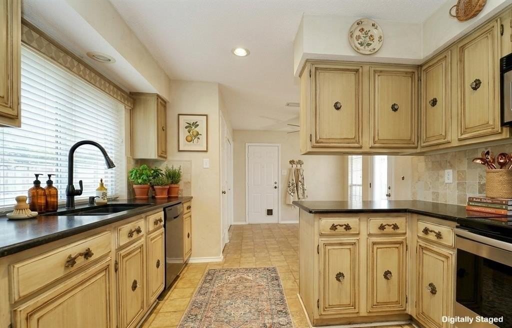 1909 Johnson Dr - Photo 6 of 10