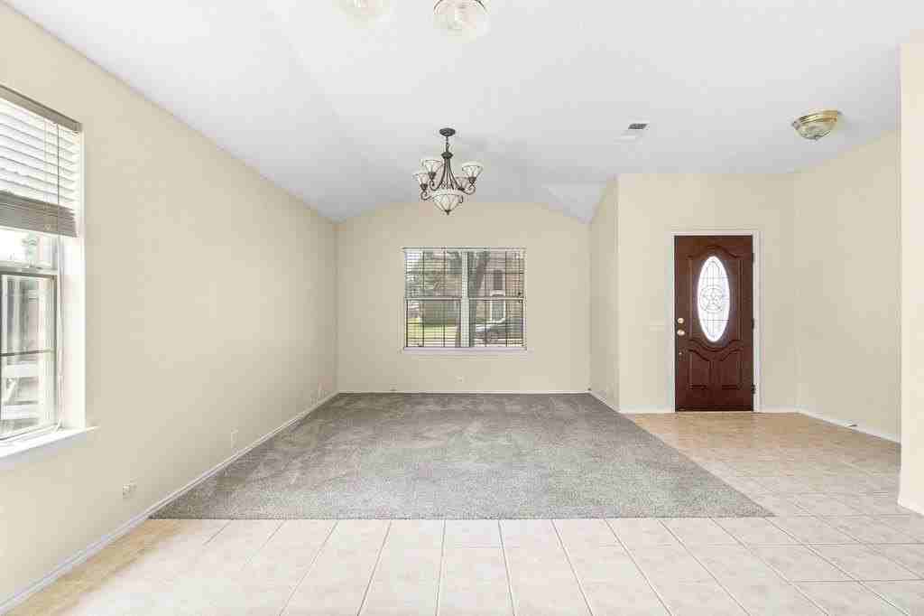 3300 Creekwood Dr - Photo 4 of 18