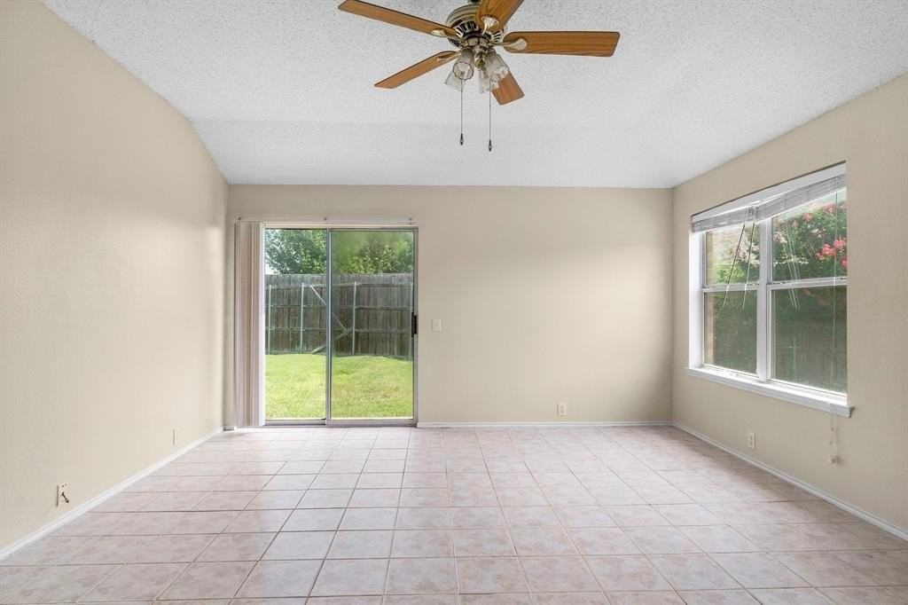 3300 Creekwood Dr - Photo 5 of 18