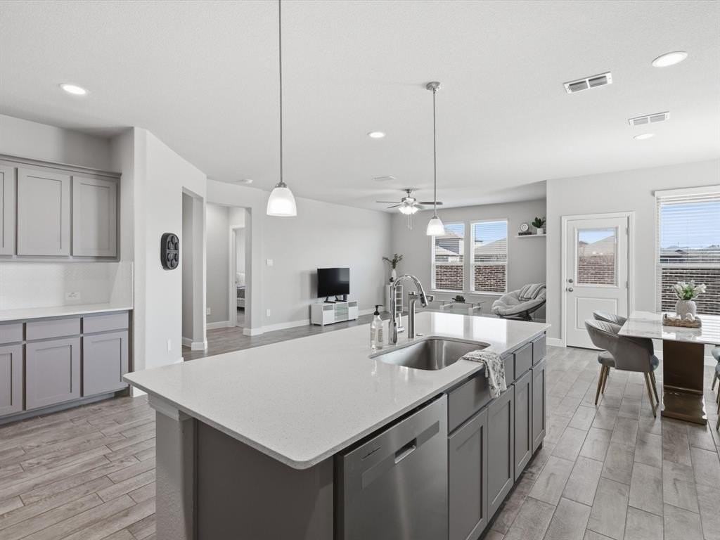 16032 Farringdon St - Photo 5 of 30