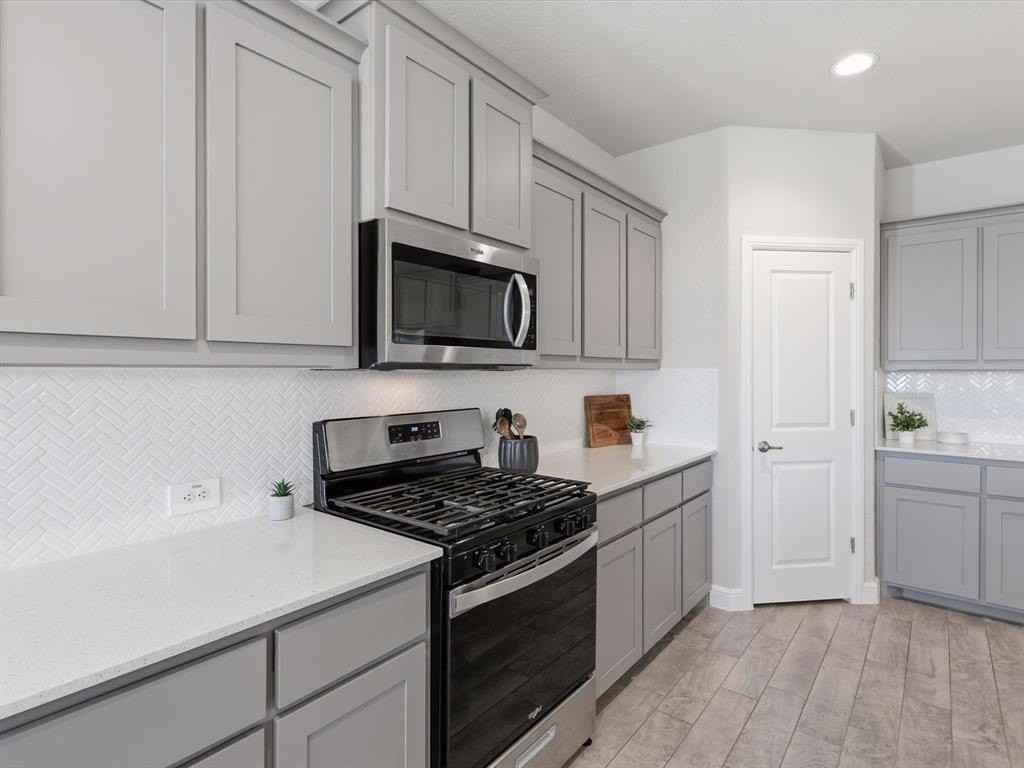 16032 Farringdon St - Photo 7 of 30