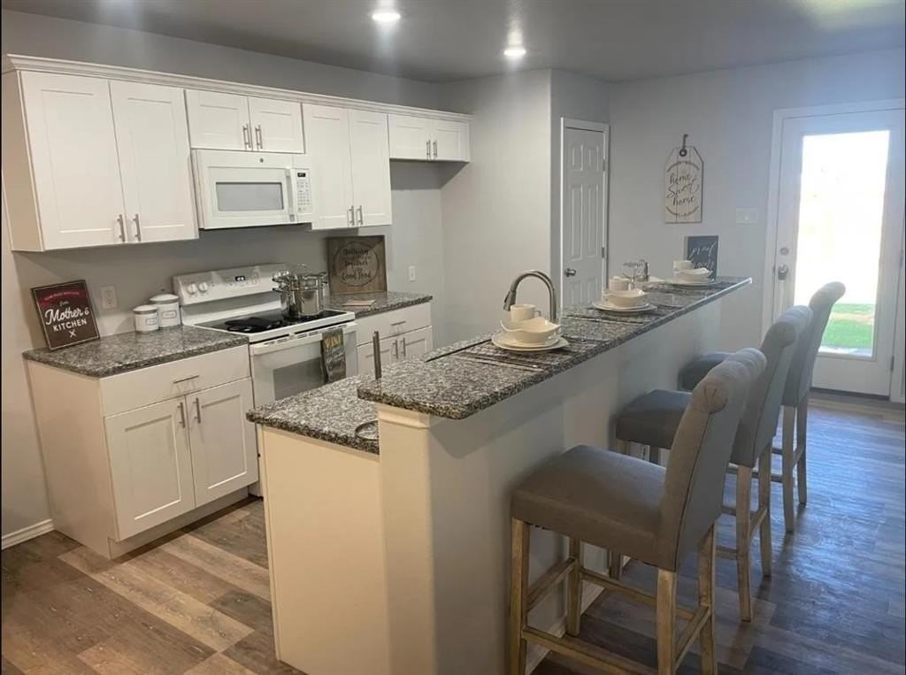 8424 10th Pl - Photo 4 of 14