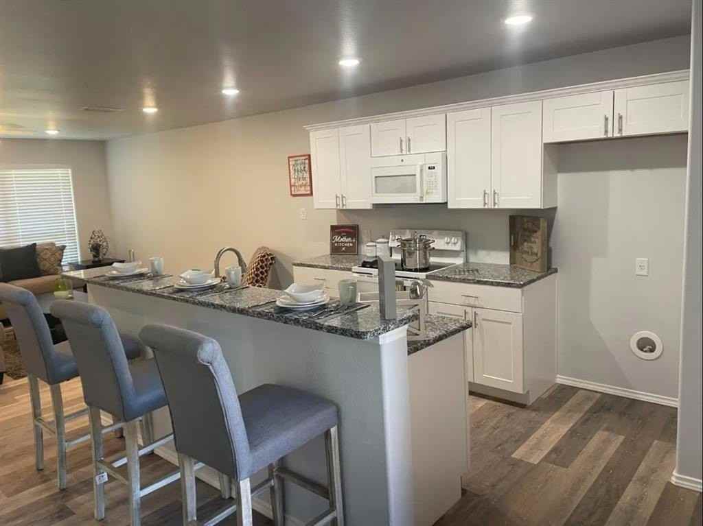 8424 10th Pl - Photo 5 of 14