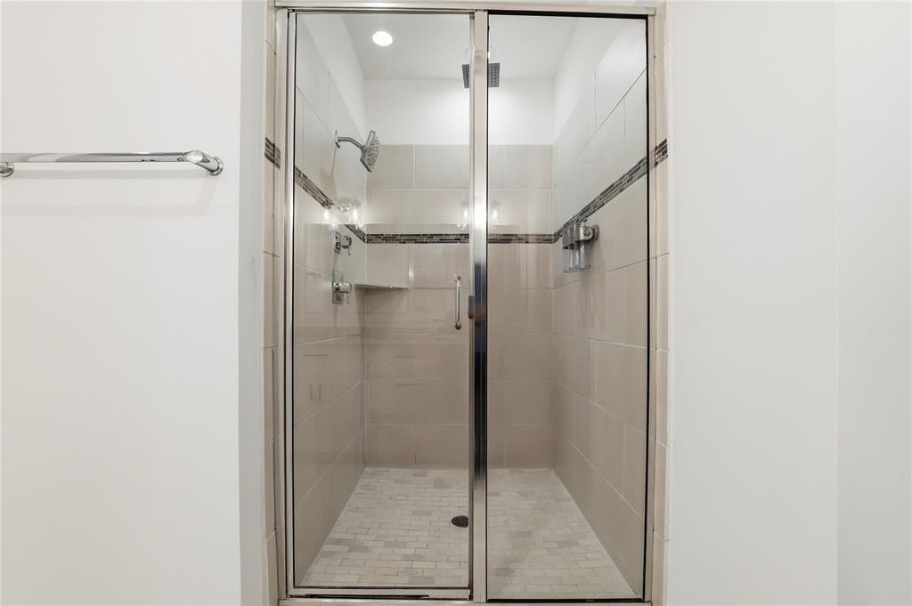 3008 Zenia Dr - Photo 5 of 31