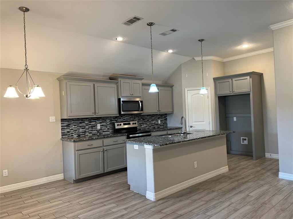 148 Frank St - Photo 4 of 35