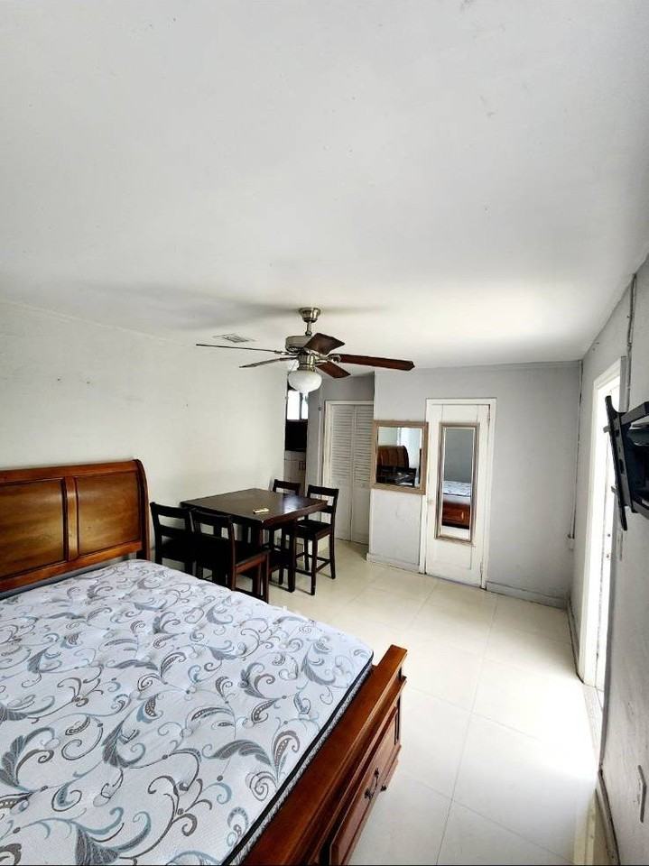 350 Sw 15th Ave #B - Photo 3 of 8