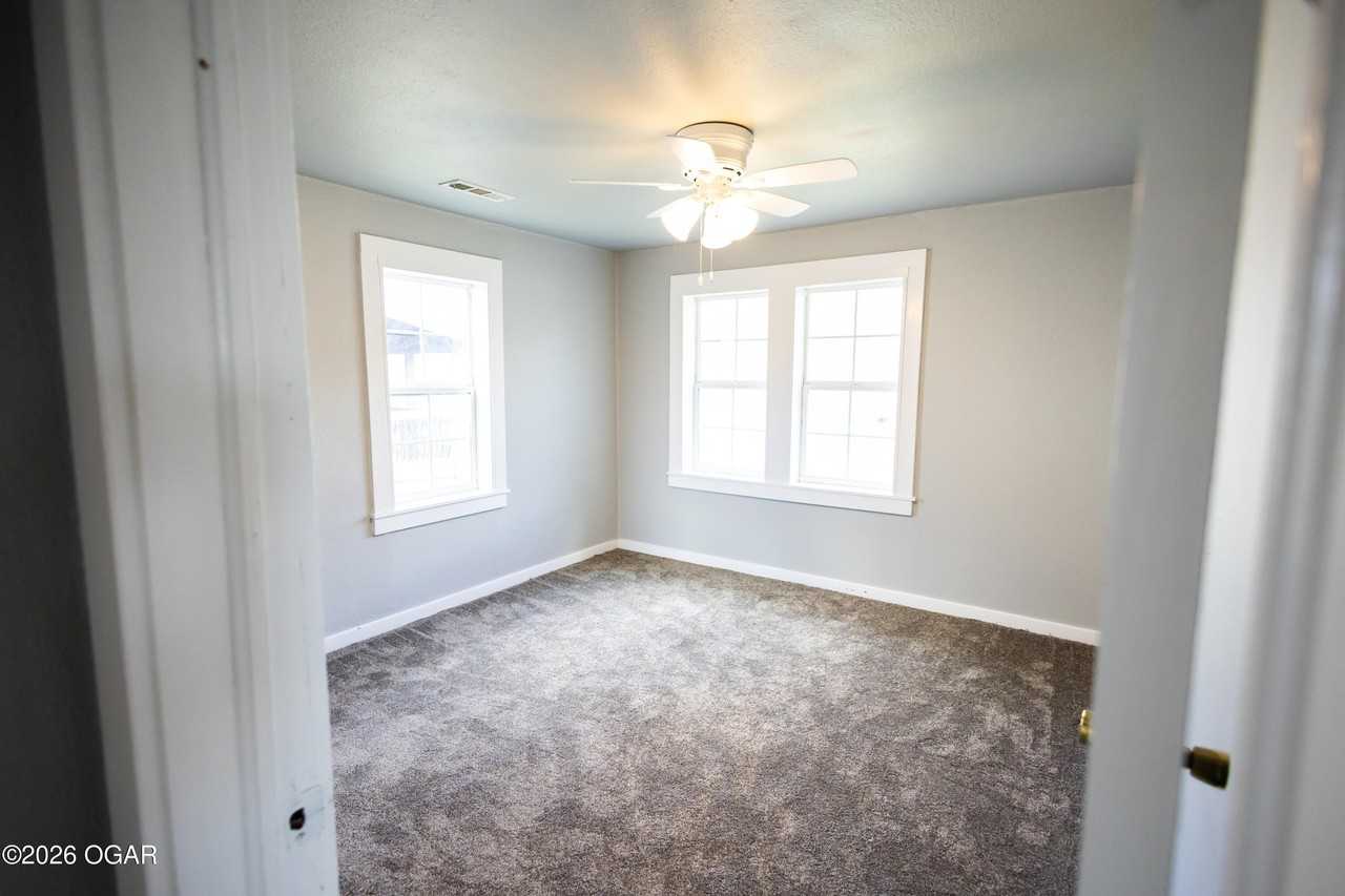 528 S Saint Charles Ave - Photo 5 of 13